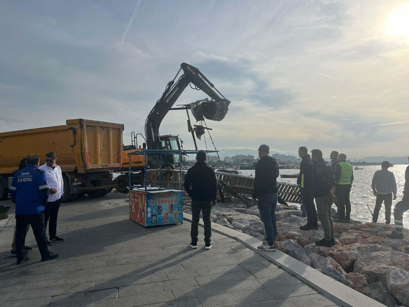 İzmir Mavişehir’de kaçak iskeleler yıkıldı - Resim : 3