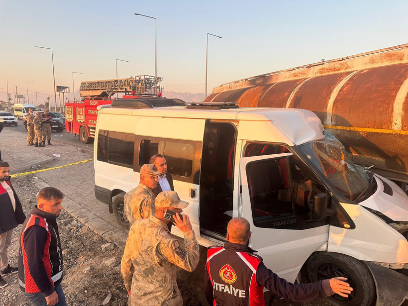 Silopi’de faciadan dönüldü: Tanker öğrenci servisine çarptı, 13 çocuk yaralı! - Resim : 3