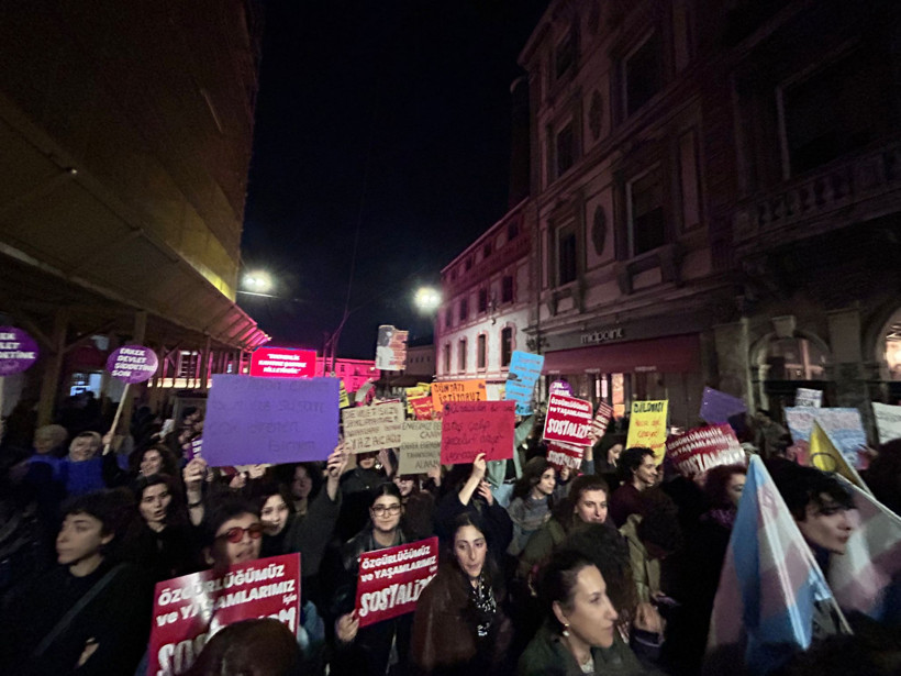 Kadınlar yasaklara rağmen sokaklardan haykırdı - Resim : 1