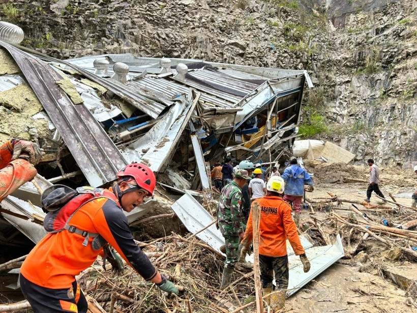 Endonezya’da felaket büyüyor! Sel ve heyelanda 174 ölü - Resim : 1
