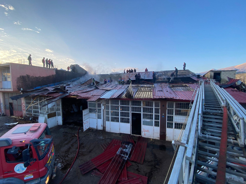 Bir anda cehenneme döndü: Tatvan Sanayi Sitesi alev alev! - Resim : 1