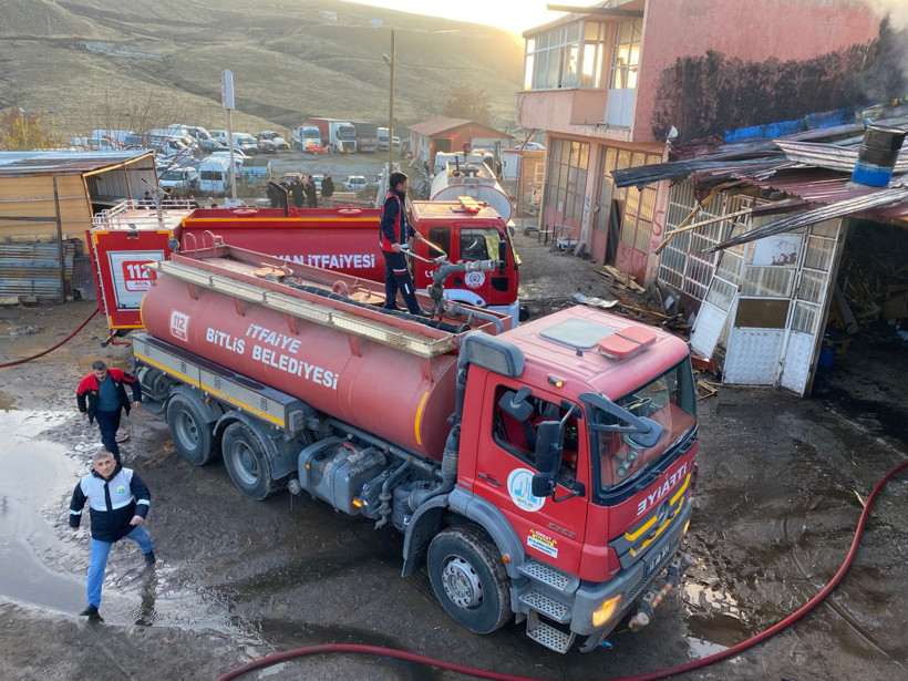 Bir anda cehenneme döndü: Tatvan Sanayi Sitesi alev alev! - Resim : 2