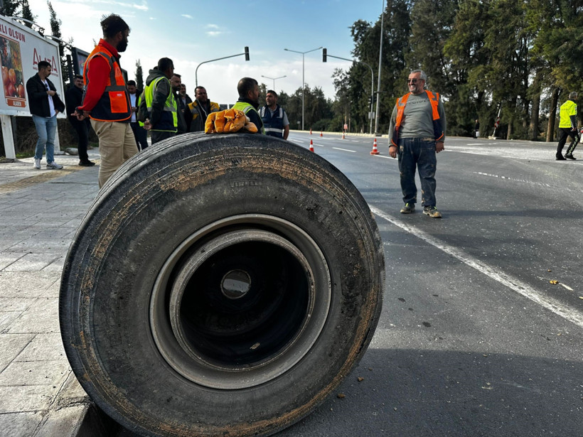 Tekerlek Koptu! 60 tonluk dev yola savruldu - Resim : 4