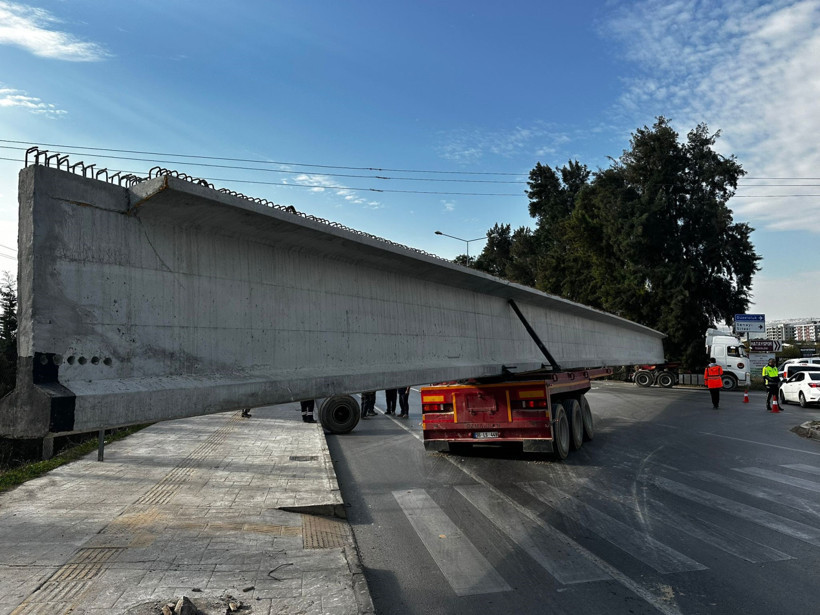 Tekerlek Koptu! 60 tonluk dev yola savruldu - Resim : 3