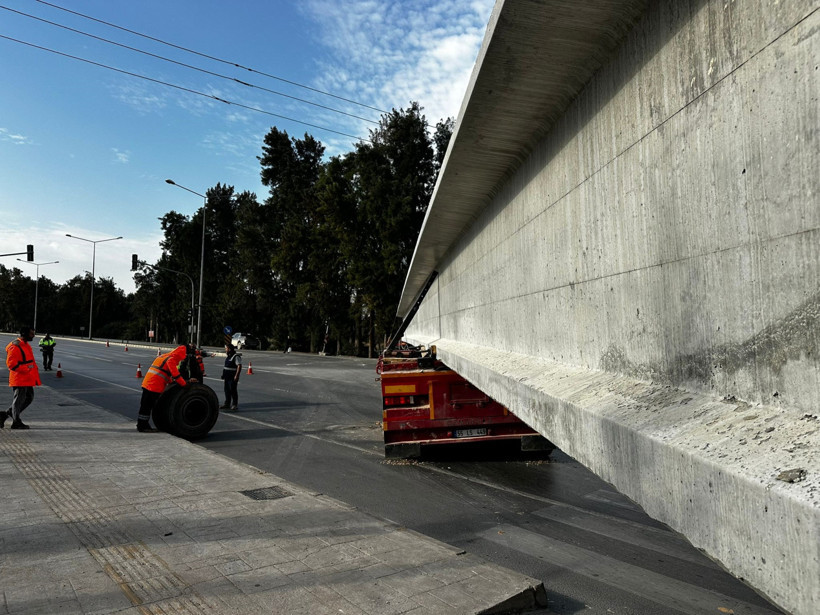 Tekerlek Koptu! 60 tonluk dev yola savruldu - Resim : 2