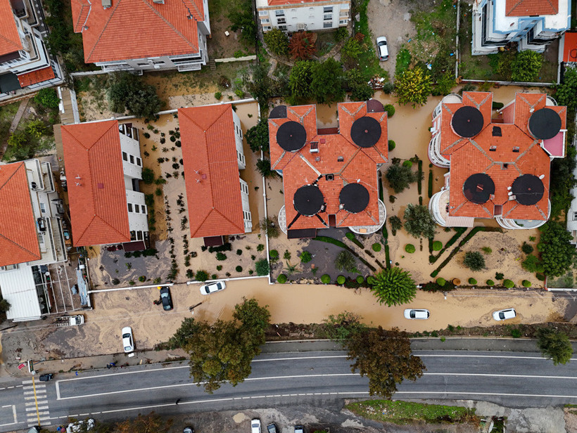 Foça’yı sağanak vurdu! Yollar, evler, bahçeler sular altında: Vatandaşlar teyakkuzda - Resim : 17