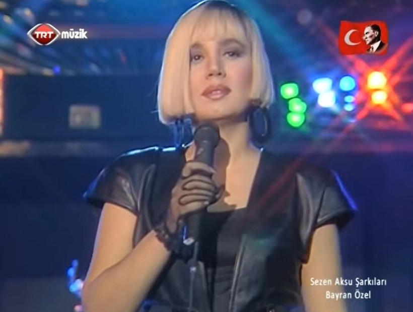 Popun Kraliçesi Gülşen 'Minik Serçe' oldu! Yeni saçları tesadüf mü? - Resim : 9