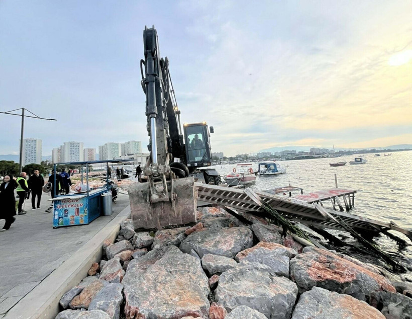 İzmir Mavişehir’de kaçak iskeleler yıkıldı - Resim : 2