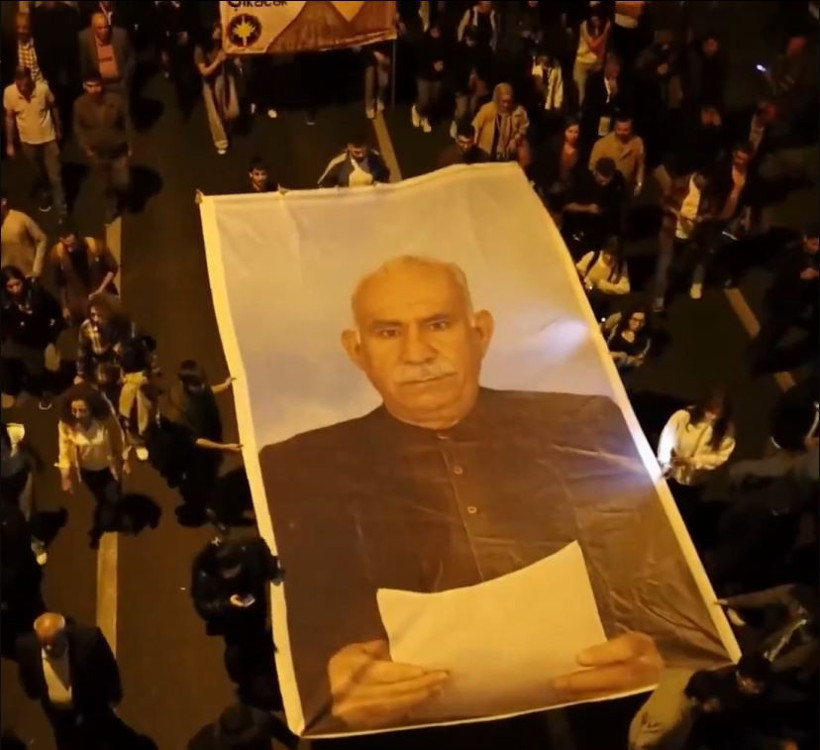 DEM resmi vatan haini Öcalan için yürüdü! Diyarbakır'da Apo posteri. Polis müdahale etti - Resim : 1