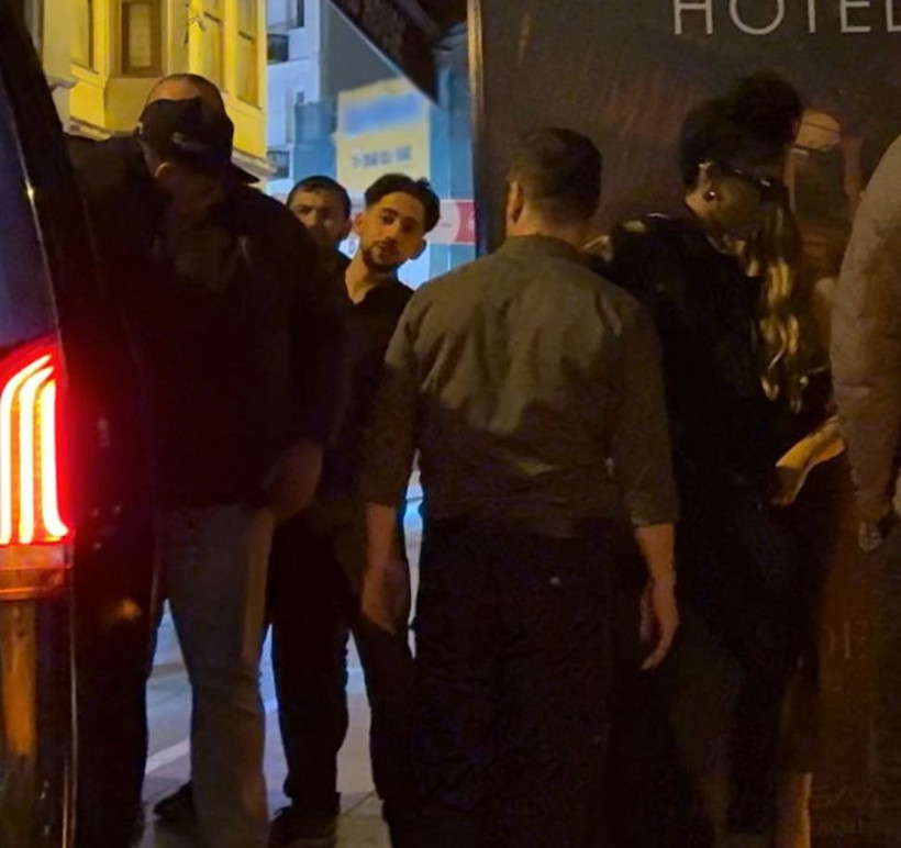 Dünya yıldızı futbolcu Jadon Sancho ve rapçi sevgilisi Saweetie’ ile Sirkeci paparazzilere yakalandı: Köşe bucak saklandılar! - Resim : 9