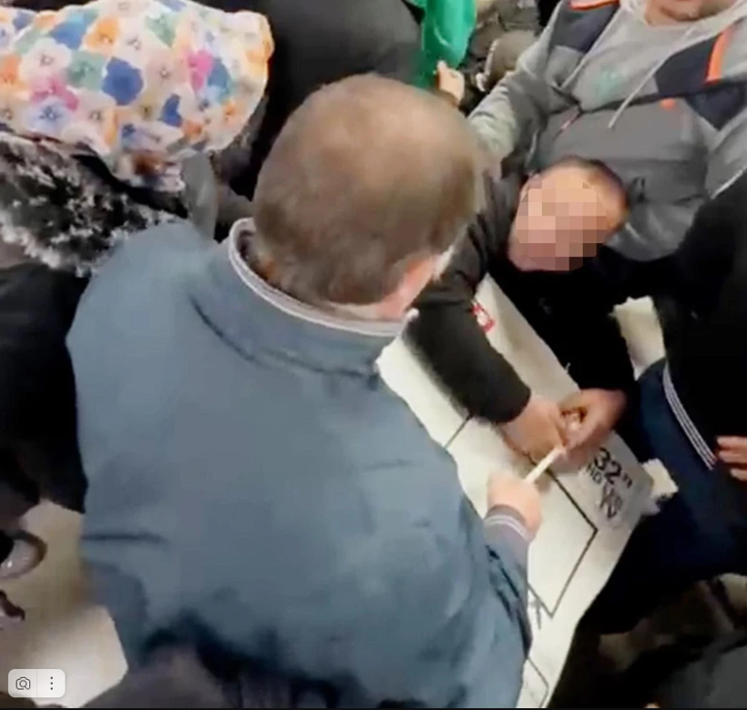 Bin liralık televizyon marketi savaş alanına çevirdi! İzdiham kamerada - Resim : 2
