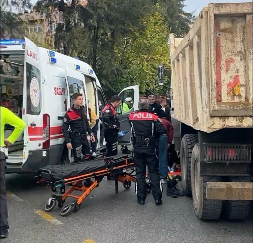 Aydın’da kan donduran kaza! Motosiklet sürçücüsü kamyonun altına savruldu - Resim : 1