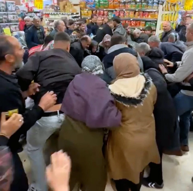 Bin liralık televizyon marketi savaş alanına çevirdi! İzdiham kamerada - Resim : 1