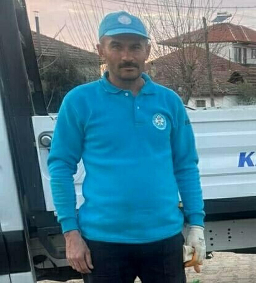 Otomobil, güvenlik şeridinde arıza yapmış Tır'a arkadan çarptı: Belediye işçisi hayatını kaybetti - Resim : 1