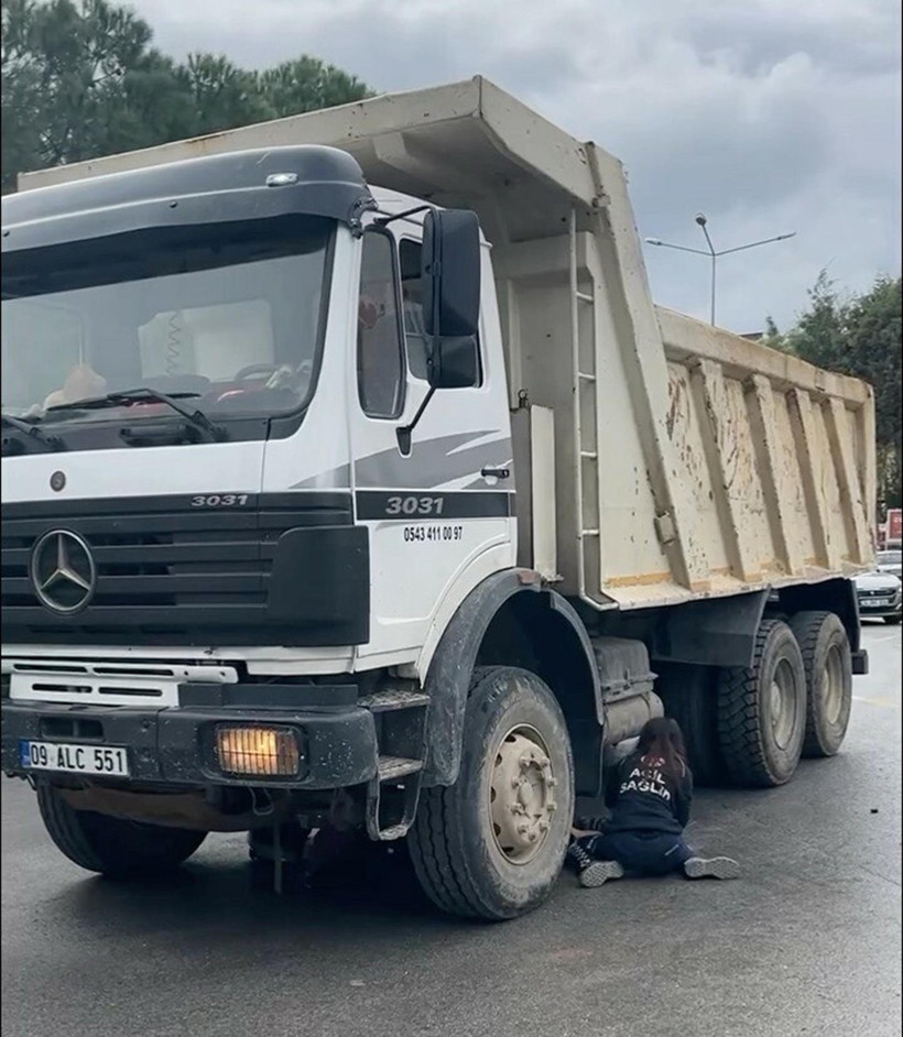 Aydın’da kan donduran kaza! Motosiklet sürçücüsü kamyonun altına savruldu - Resim : 2