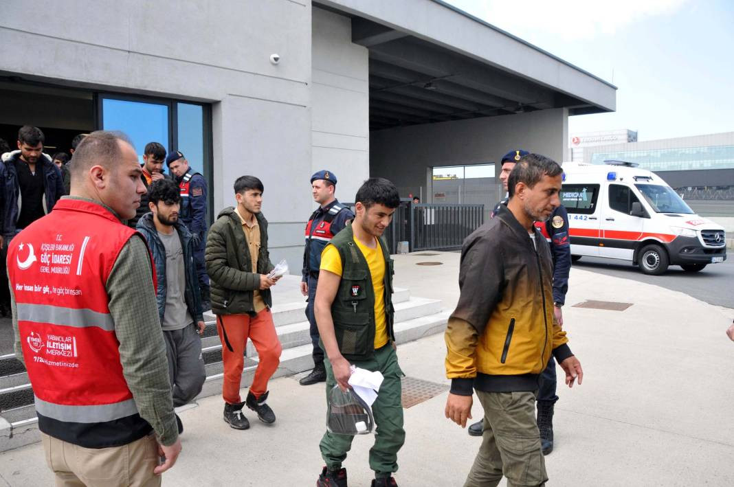 138 kaçak Afgan sınır dışı edildi - Resim: 6