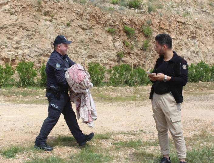 Görenler hemen polise haber verdi: Örtüye sarılı bulundu - Resim: 3