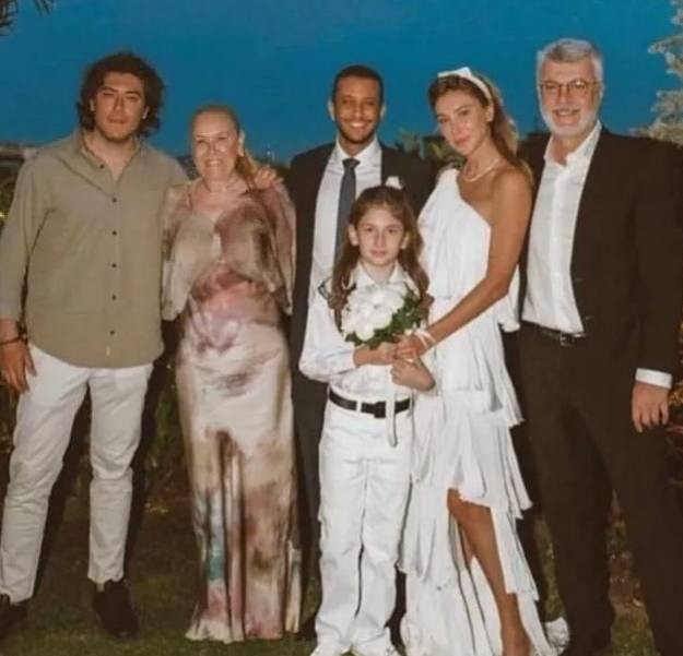 Şeyma Subaşı'nın nikahına kızı Melisa'nın kombini nikaha damga vurdu! Herkes nikahı unutup eleştirdi - Resim: 13