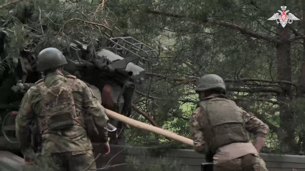 Rusya, Ukrayna mevzilerini obüslerle vurdu - Resim: 2