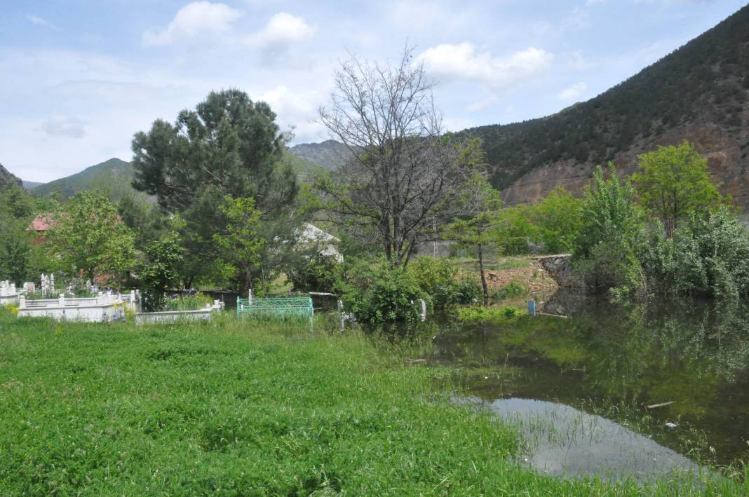 Baraj taştı, mezarlık suya gömüldü! Kurban Bayramı önce yürek yakan manzara - Resim: 15