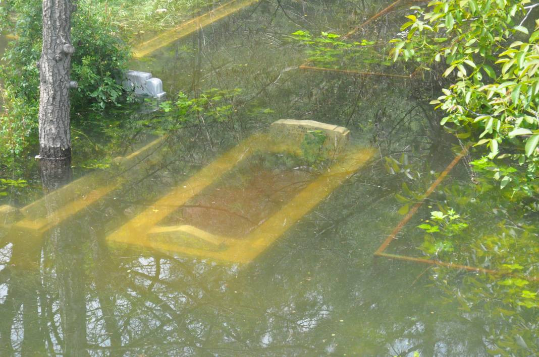 Baraj taştı, mezarlık suya gömüldü! Kurban Bayramı önce yürek yakan manzara - Resim: 7