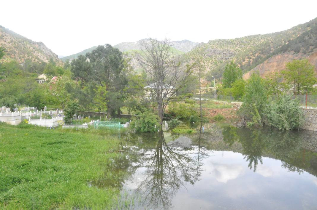 Baraj taştı, mezarlık suya gömüldü! Kurban Bayramı önce yürek yakan manzara - Resim: 6