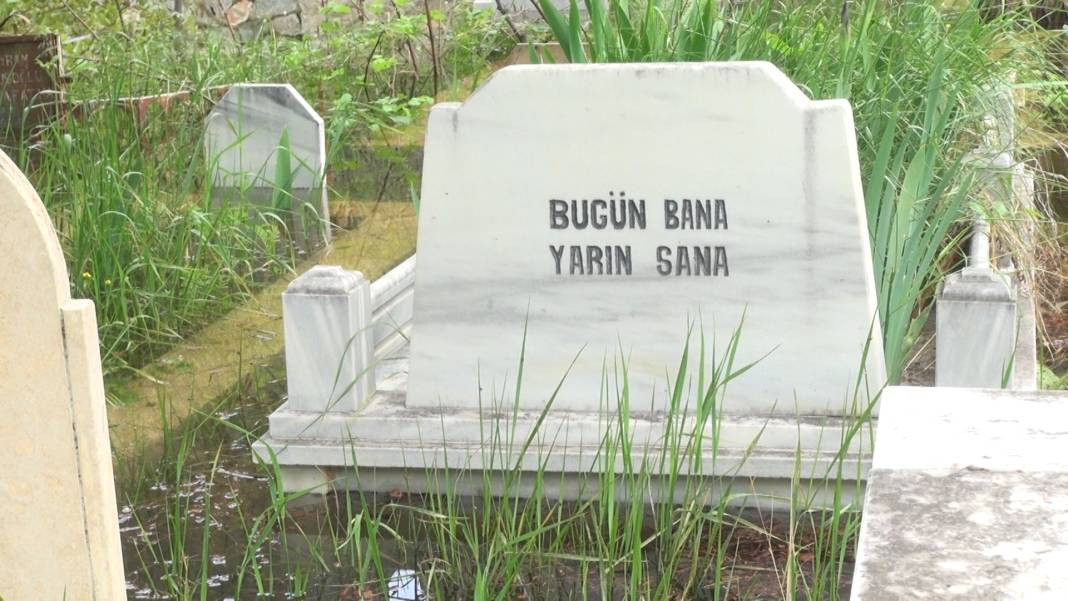 Baraj taştı, mezarlık suya gömüldü! Kurban Bayramı önce yürek yakan manzara - Resim: 4