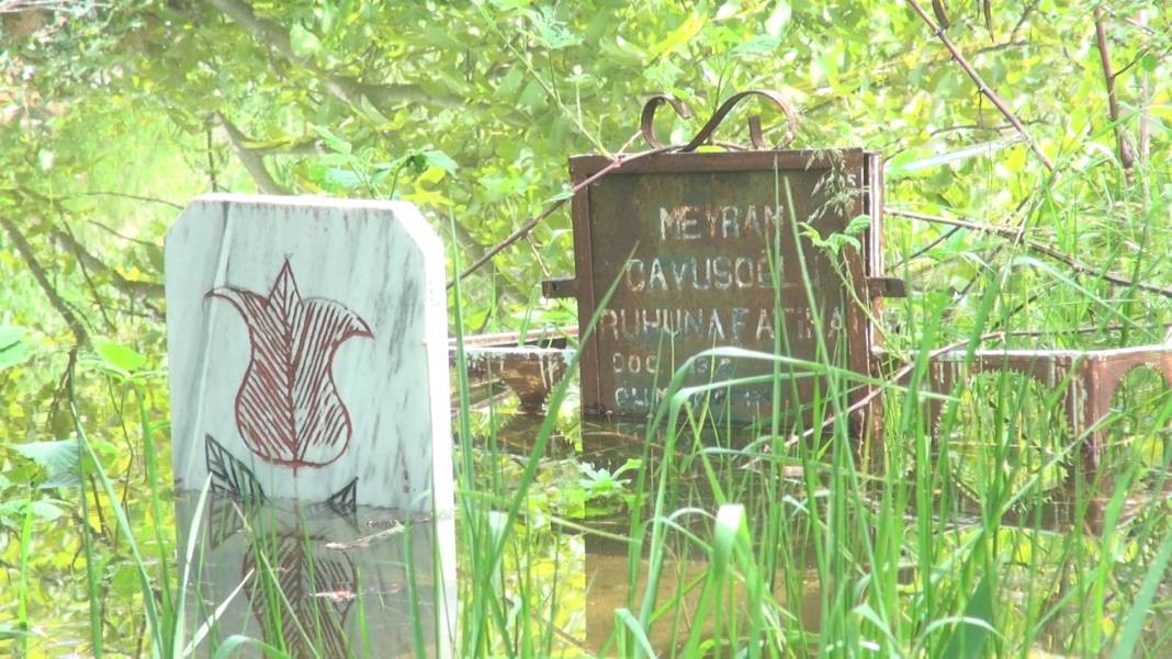 Baraj taştı, mezarlık suya gömüldü! Kurban Bayramı önce yürek yakan manzara - Resim: 3