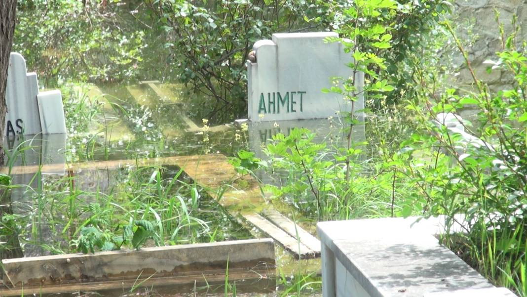 Baraj taştı, mezarlık suya gömüldü! Kurban Bayramı önce yürek yakan manzara - Resim: 2