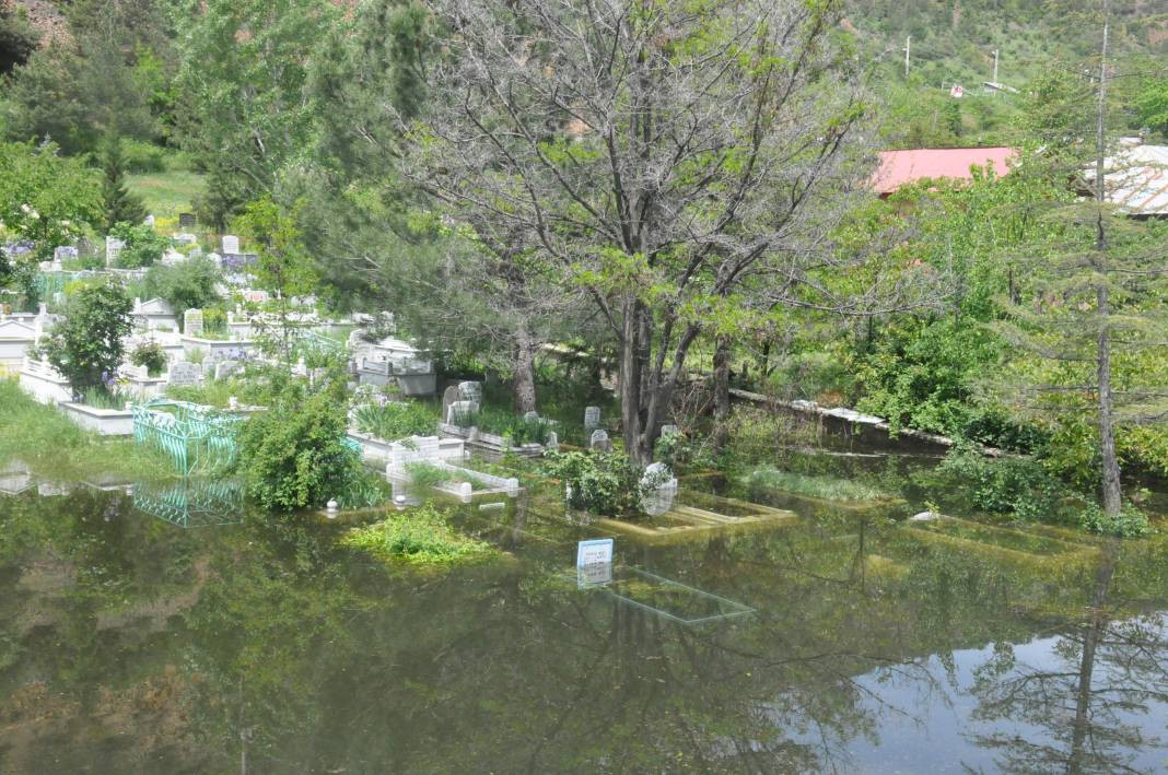 Baraj taştı, mezarlık suya gömüldü! Kurban Bayramı önce yürek yakan manzara - Resim: 8