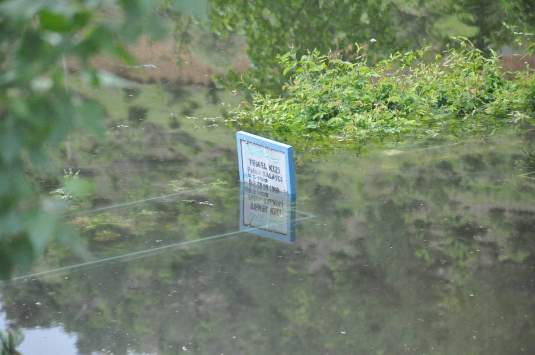 Baraj taştı, mezarlık suya gömüldü! Kurban Bayramı önce yürek yakan manzara - Resim: 10