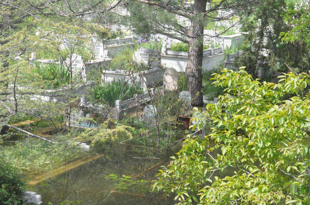 Baraj taştı, mezarlık suya gömüldü! Kurban Bayramı önce yürek yakan manzara - Resim: 5