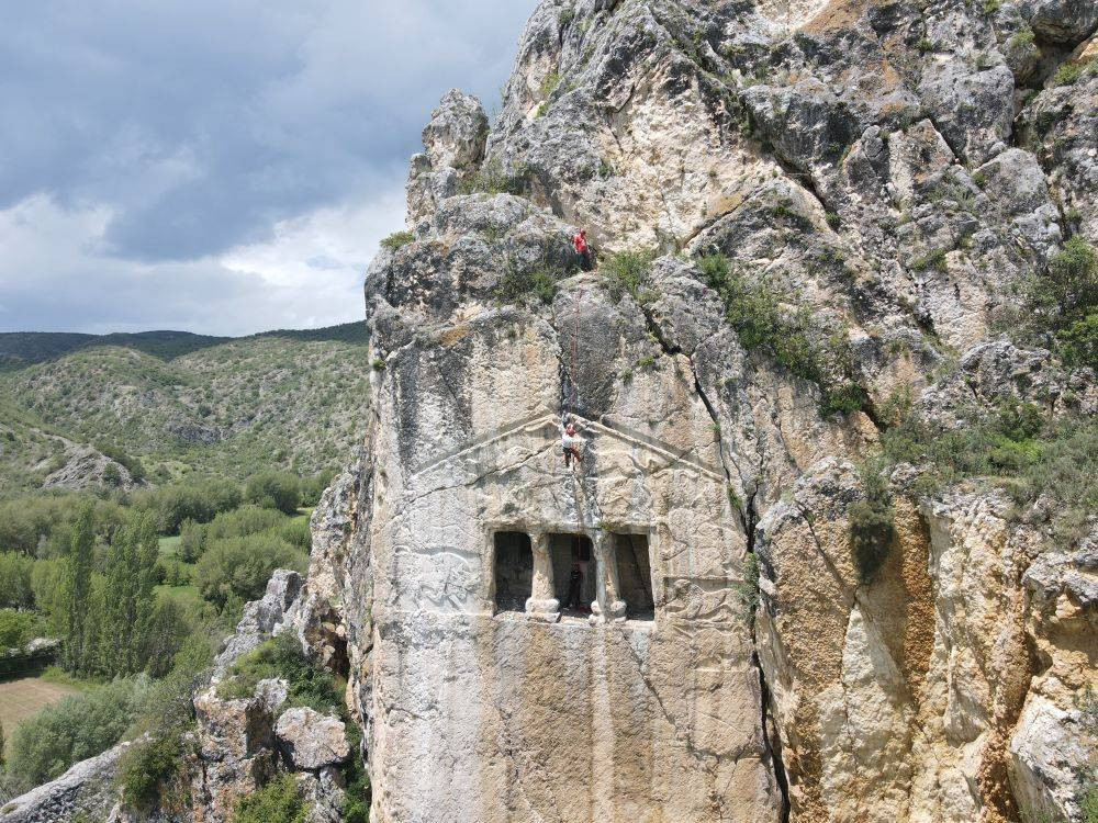 Kastamonu’da 2 bin 700 yıllık kaya mezarlık yok olmak üzere - Resim: 5