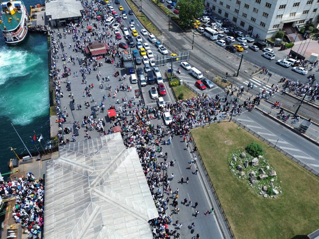 İstanbul'da bayram klasiği: İnsan seli oluştu, adım atacak yer kalmadı - Resim: 7