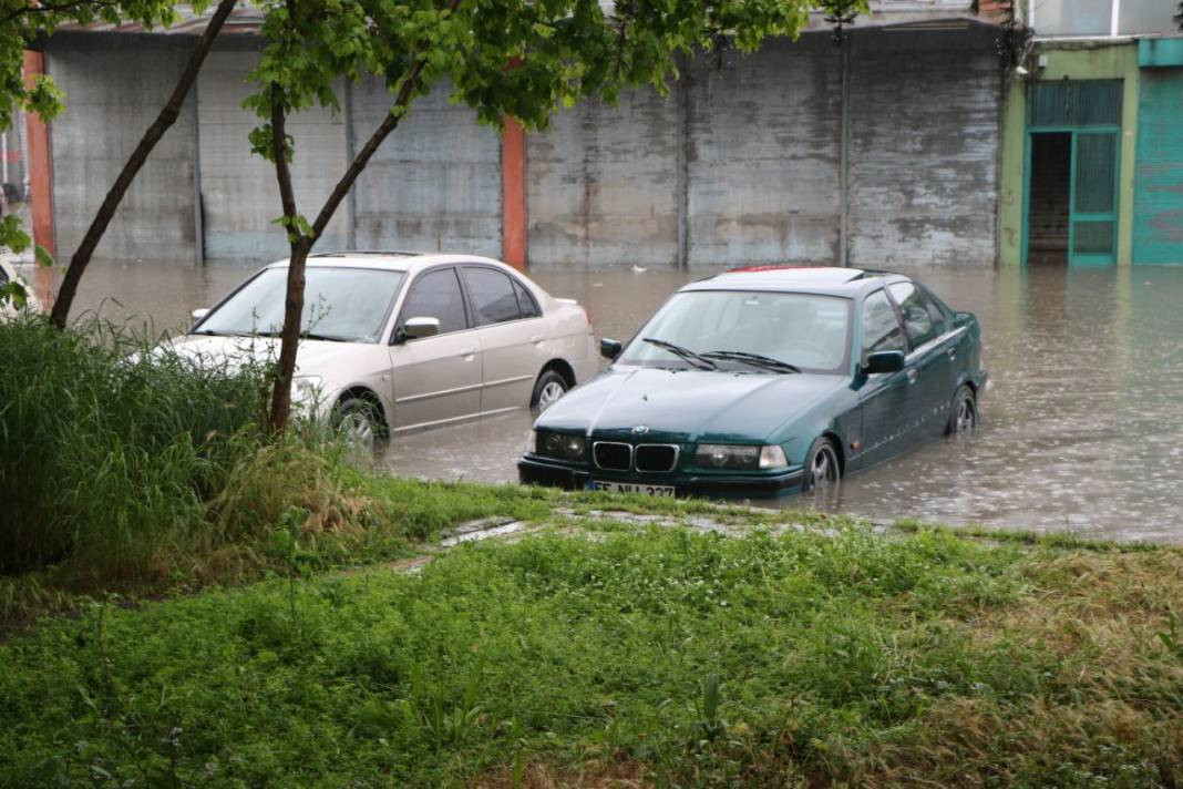 Samsun’da alarm! Cadde ve sokaklar göle döndü: 1 kişi hayatını kaybetti - Resim: 21