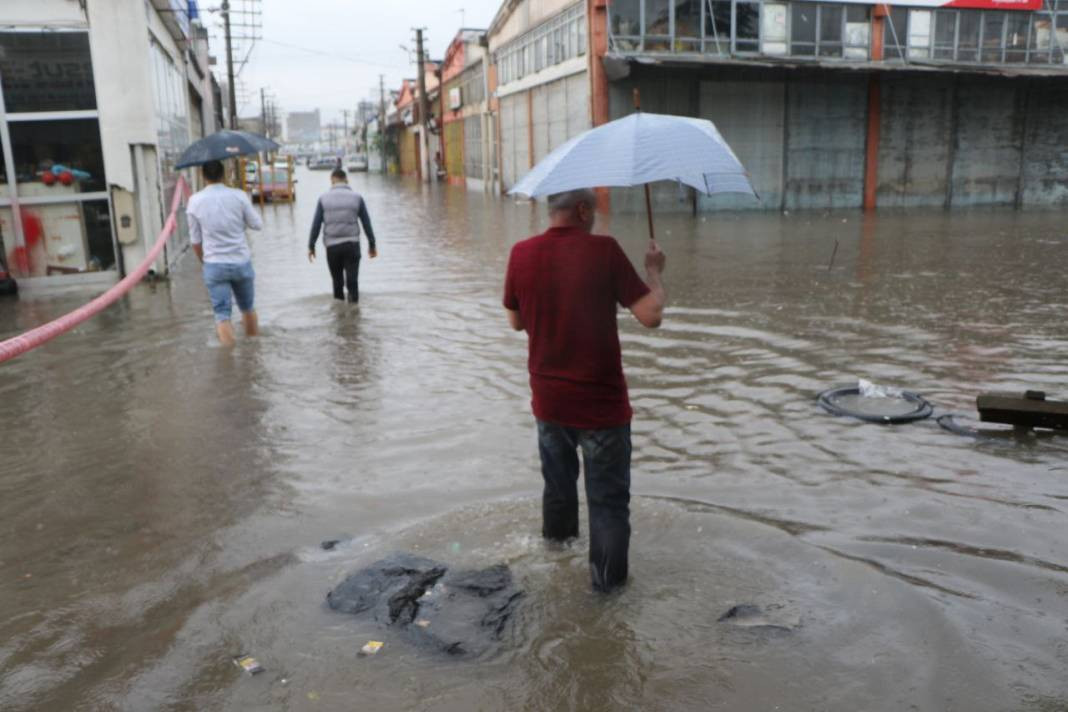 Samsun’da alarm! Cadde ve sokaklar göle döndü: 1 kişi hayatını kaybetti - Resim: 17