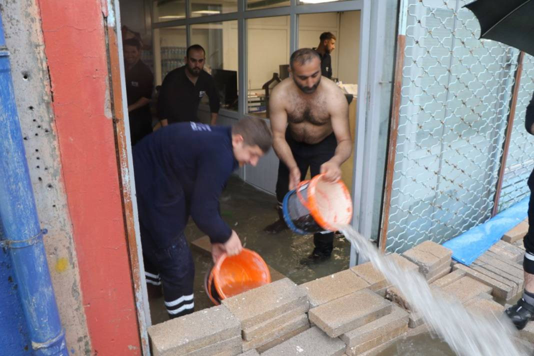 Samsun’da alarm! Cadde ve sokaklar göle döndü: 1 kişi hayatını kaybetti - Resim: 14