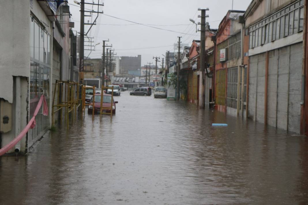 Samsun’da alarm! Cadde ve sokaklar göle döndü: 1 kişi hayatını kaybetti - Resim: 13