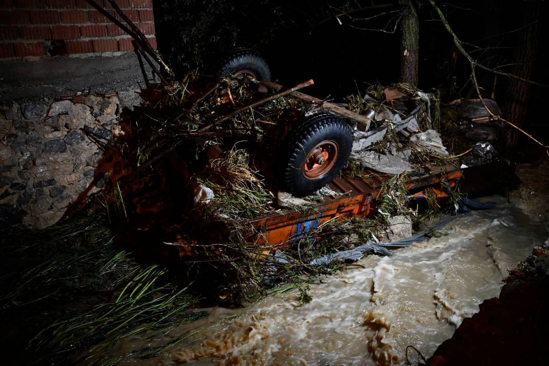 Samsun’da alarm! Cadde ve sokaklar göle döndü: 1 kişi hayatını kaybetti - Resim: 7