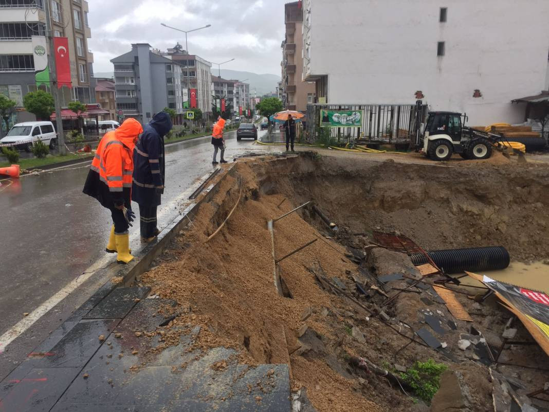 Samsun’da alarm! Cadde ve sokaklar göle döndü: 1 kişi hayatını kaybetti - Resim: 2
