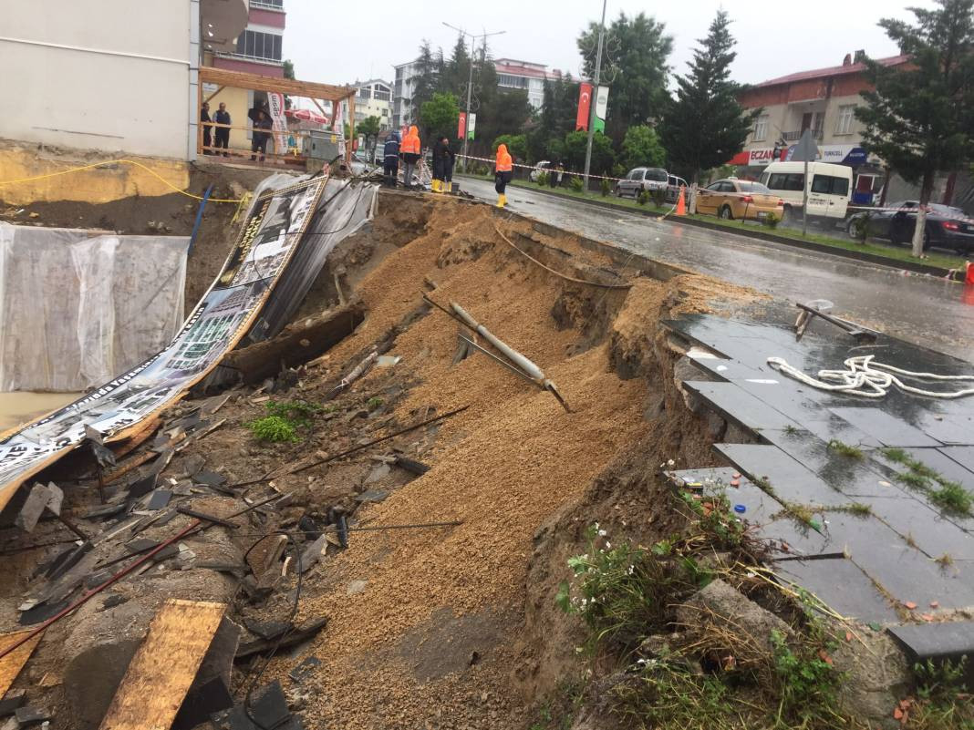 Samsun’da alarm! Cadde ve sokaklar göle döndü: 1 kişi hayatını kaybetti - Resim: 1