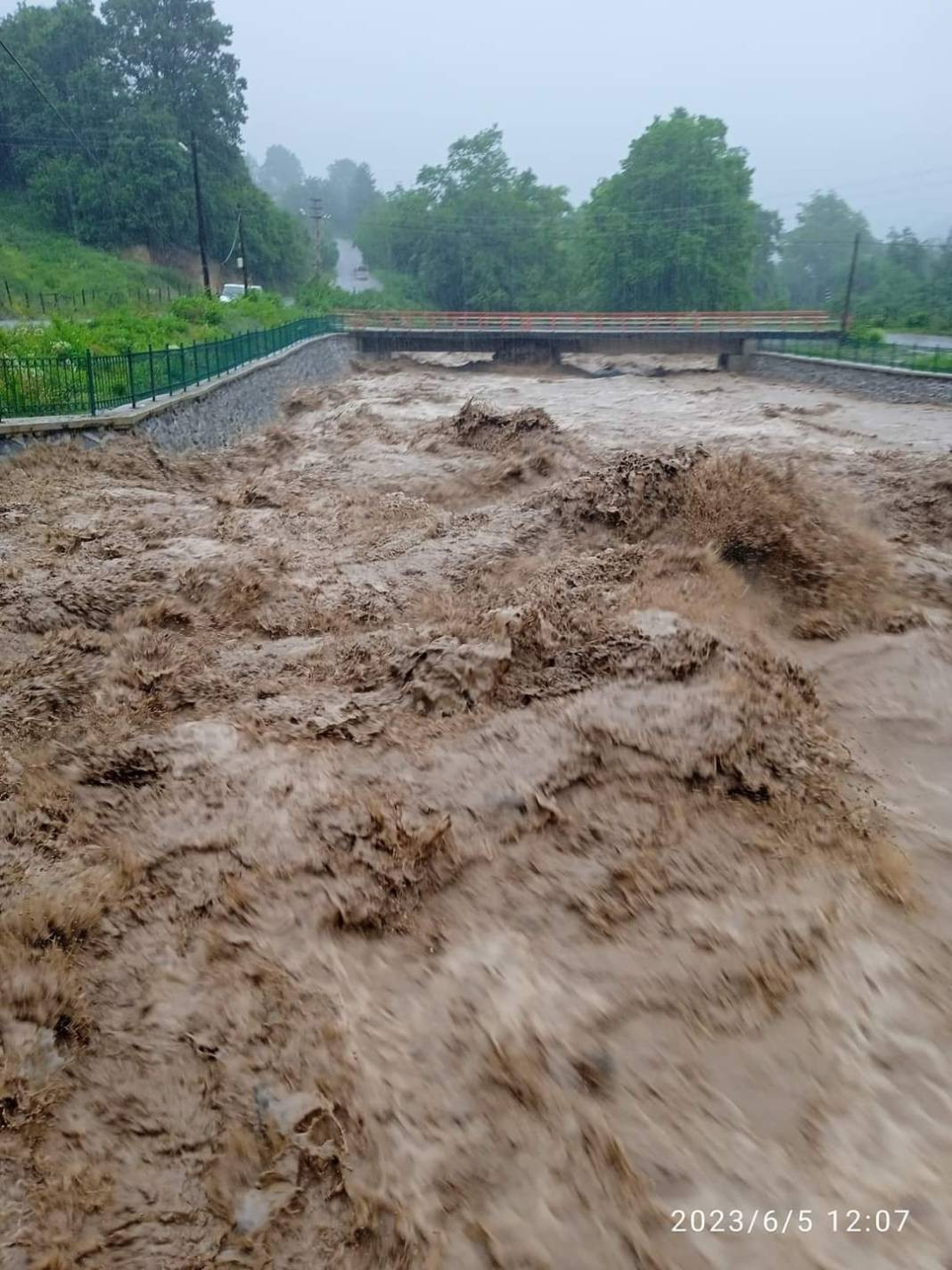 Samsun’da alarm! Cadde ve sokaklar göle döndü: 1 kişi hayatını kaybetti - Resim: 5