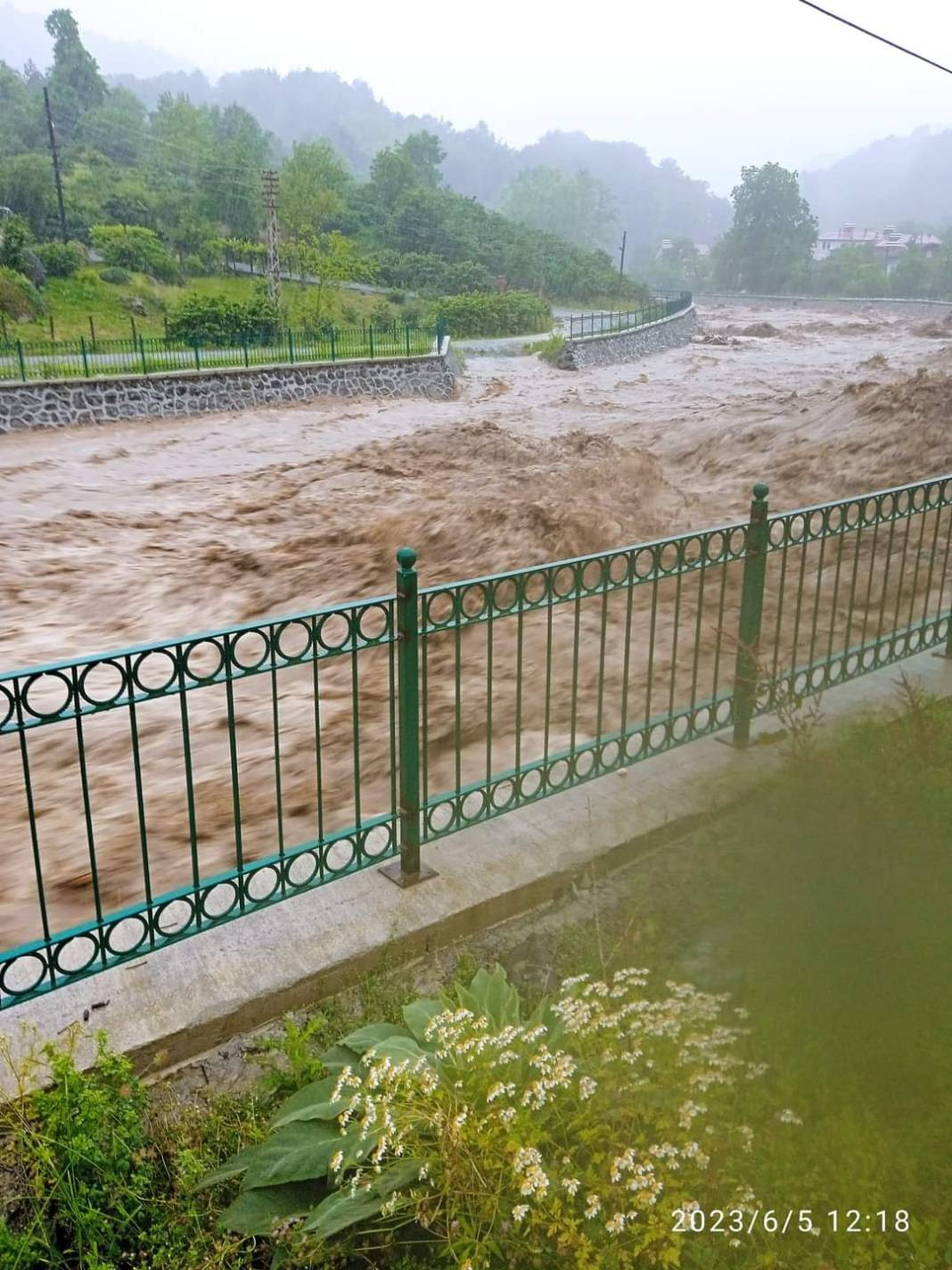 Samsun’da alarm! Cadde ve sokaklar göle döndü: 1 kişi hayatını kaybetti - Resim: 3