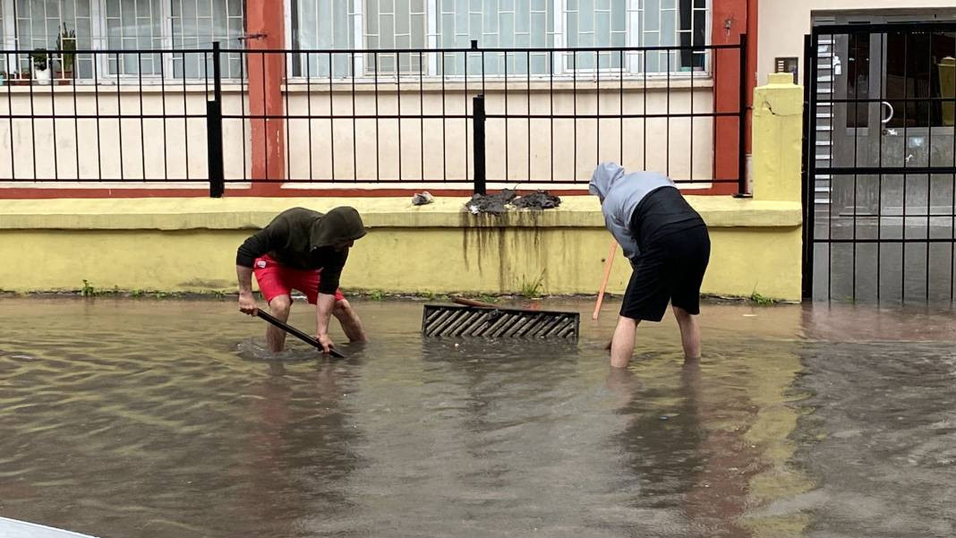 Samsun’da alarm! Cadde ve sokaklar göle döndü: 1 kişi hayatını kaybetti - Resim: 24