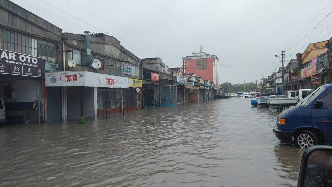 Samsun’da alarm! Cadde ve sokaklar göle döndü: 1 kişi hayatını kaybetti - Resim: 25