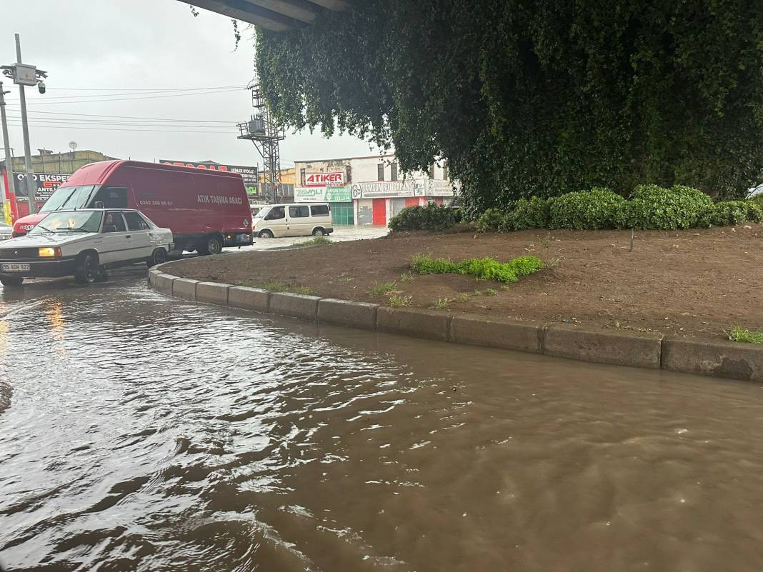 Samsun’da alarm! Cadde ve sokaklar göle döndü: 1 kişi hayatını kaybetti - Resim: 20