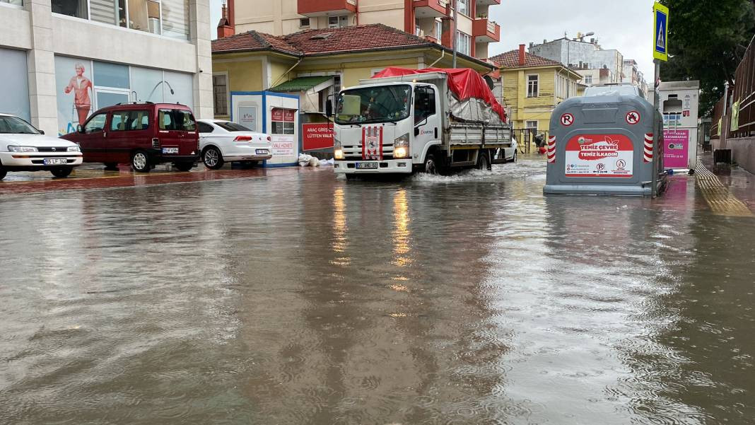 Samsun’da alarm! Cadde ve sokaklar göle döndü: 1 kişi hayatını kaybetti - Resim: 19