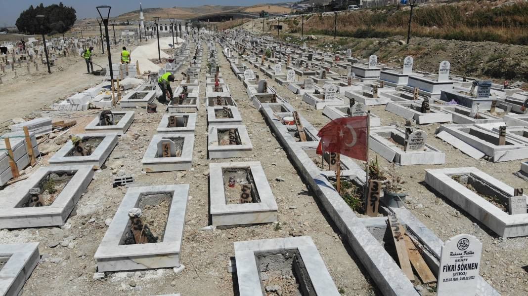 Deprem mezarlığında 100 kabirde kimlik belirleme çalışması sürüyor - Resim: 11