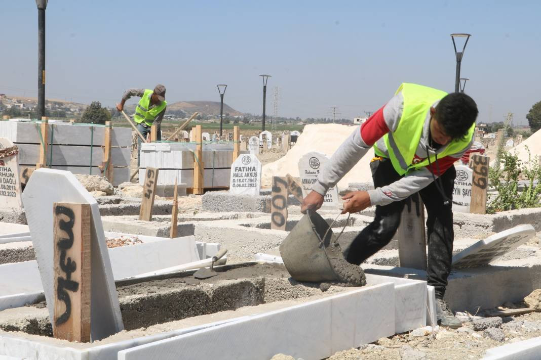 Deprem mezarlığında 100 kabirde kimlik belirleme çalışması sürüyor - Resim: 2