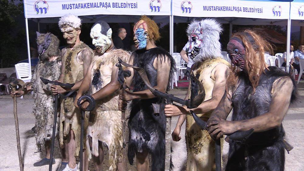 Kesilen hayvanların parçalarını giyip insanları korkuttular. 200 yıllık ilginç bayram geleneği - Resim: 5